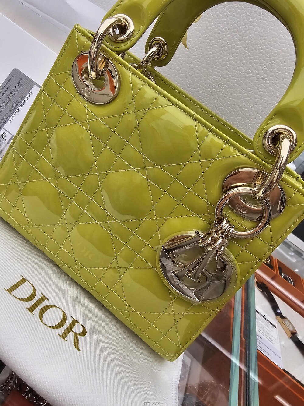 DIOR 디올 미사용급 레이디 미니 페이던트 M05050WCB 매장가 750만원 사진 2