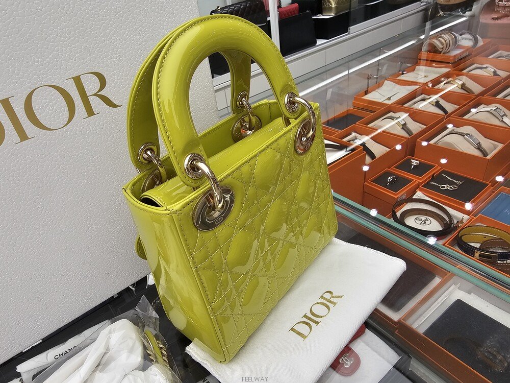 DIOR 디올 미사용급 레이디 미니 페이던트 M05050WCB 매장가 750만원 사진 4