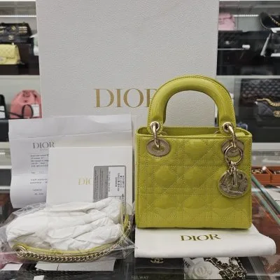 DIOR 디올 미사용급 레이디 미니 페이던트 M05050WCB 매장가 750만원